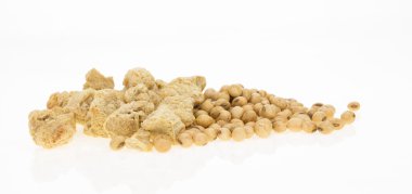 Soya fasulyesi ve kuru soya parçaları, beyaz arka plan üzerinde izole.
