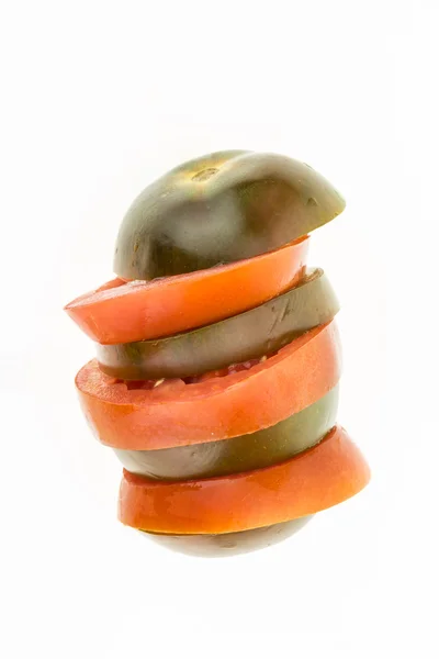 Tomate kumato fresco e tomate vermelho fatias pilha, isolado no fundo branco — Fotografia de Stock