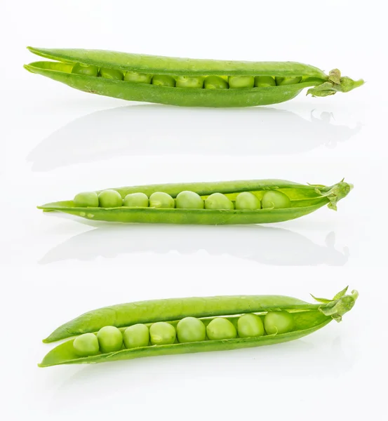 Čerstvý zelený hrášek lusky sada, izolovaných na bílém pozadí — Stock fotografie