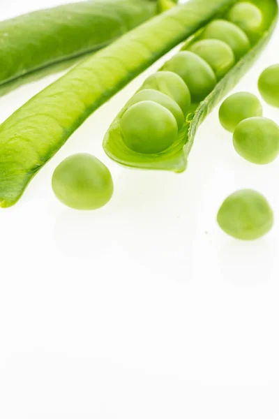 Vainas de guisantes verdes frescos, sobre fondo blanco con espacio de copia — Foto de Stock