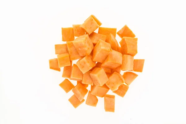 Patata dulce fresca cortada en cubos, aislada sobre fondo blanco —  Fotos de Stock