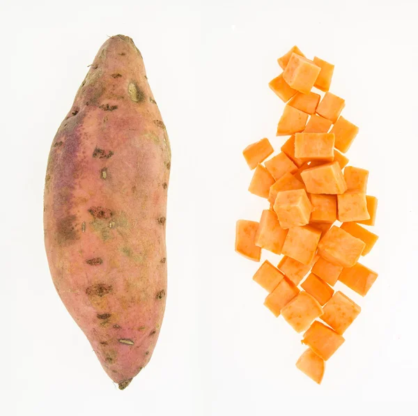 Verse zoete aardappel hele en snijd in blokjes, geïsoleerd op witte achtergrond — Stockfoto