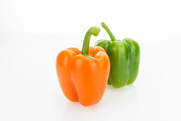 Pimentos de sino laranja e verde, frescos, isolados sobre fundo branco . — Fotografia de Stock