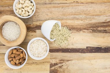 Hububat ve tohum kase, ahşap arka plan üzerinde