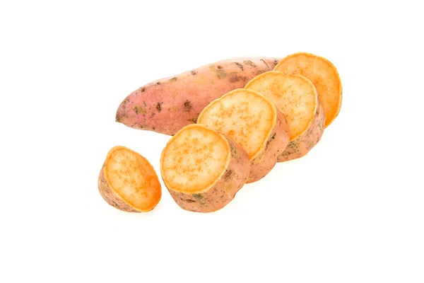 Verse zoete aardappelen geheel en gesneden, geïsoleerde op witte achtergrond — Stockfoto