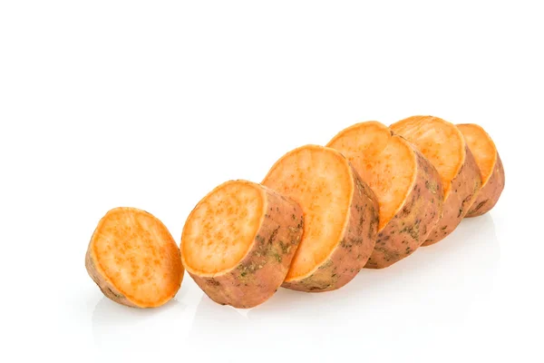 Świeże słodkie ziemniaki w plasterkach, na białym tle — Zdjęcie stockowe