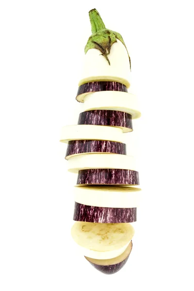 Campuran segar irisan ungu dan putih terong dalam satu, terisolasi pada latar belakang putih — Stok Foto
