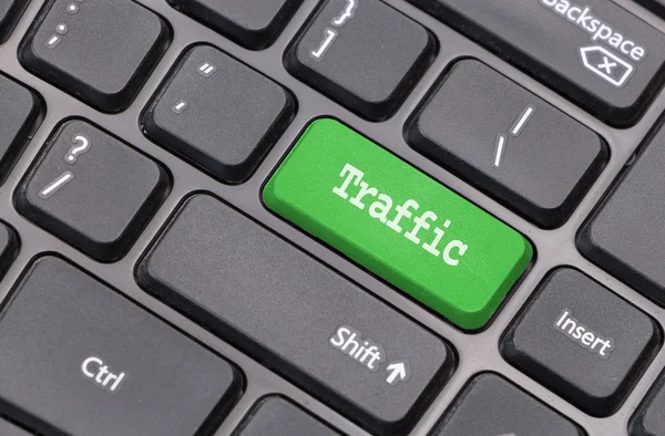 Primo piano della tastiera del computer con testo "Traffico" sul tasto verde Invio — Foto Stock