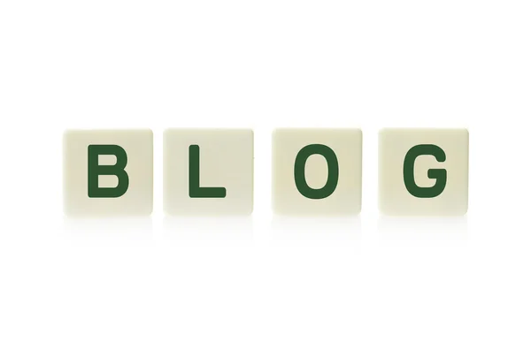 Palabra "Blog" en el juego de mesa piezas de azulejos cuadrados de plástico, aislado sobre un fondo blanco . — Foto de Stock