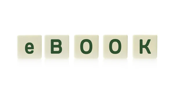 Λέξη "ebook" επί του σκάφους πλαστικό τετράγωνο πλακίδιο αγώνα κομμάτια, απομονωθεί σε λευκό φόντο. — Φωτογραφία Αρχείου