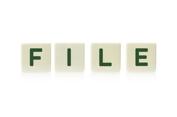 Wort "Datei" auf Brettspiel quadratische Kunststofffliesen, isoliert auf weißem Hintergrund. — Stockfoto