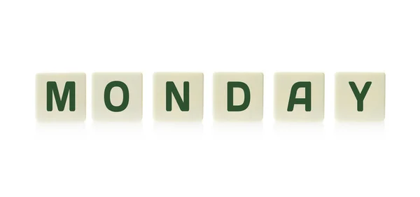 Слово "понеділок" на настільній грі квадратні пластикові плитки, ізольовані на білому тлі . — стокове фото