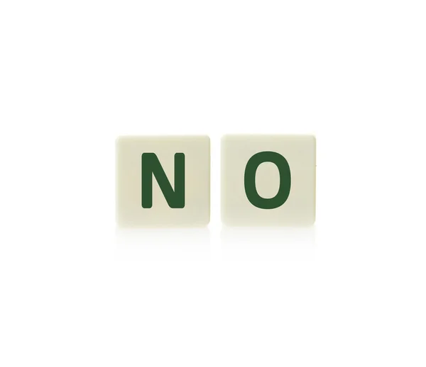 Ordet "Nej" på spelet fyrkantig plast kakel bitar, isolerad på en vit bakgrund. — Stockfoto