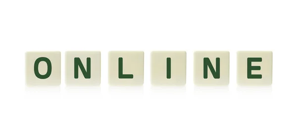 Wort "online" auf Brettspiel quadratische Kunststofffliesen, isoliert auf weißem Hintergrund. — Stockfoto