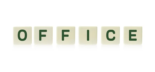 Kata "Office" pada papan permainan ubin plastik persegi, terisolasi pada latar belakang putih . — Stok Foto