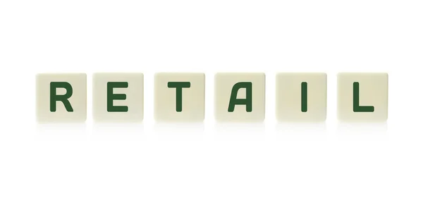 Parola "vendita al dettaglio" a bordo gioco pezzi di piastrelle di plastica quadrata, isolato su uno sfondo bianco . — Foto Stock