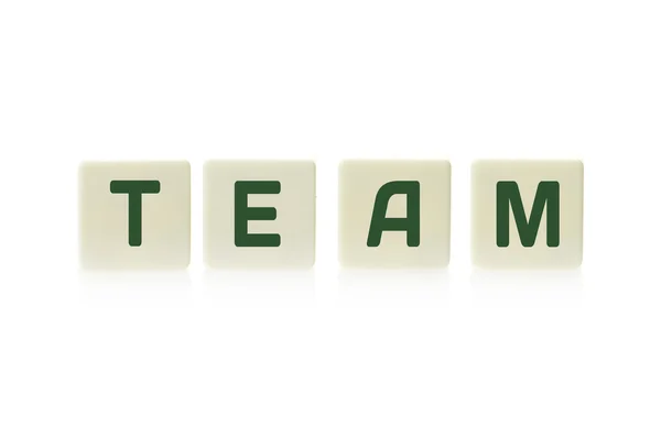Wort "Team" auf Brettspiel quadratische Plastiksteinchen, isoliert auf weißem Hintergrund. — Stockfoto