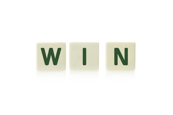 Palavra "Win" a bordo jogo quadrado peças de azulejos de plástico, isolado em um fundo branco . — Fotografia de Stock