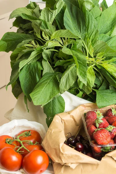 Frutas y verduras frescas en bolsas de papel y tela ecológica . — Foto de Stock