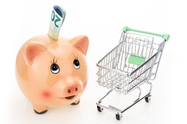 Kumbara ve beyaz arka plan üzerinde alışveriş sepeti