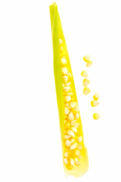Granos de maíz en hoja, sobre fondo blanco . —  Fotos de Stock