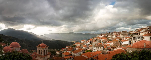 Dağlarla Çevrili Geleneksel Seramik Kiremitli Manzara Kasabası Arachova Boeotia Yunanistan — Stok fotoğraf