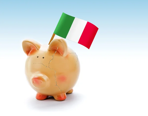 Porquinho com rachaduras e bandeira nacional da Itália — Fotografia de Stock