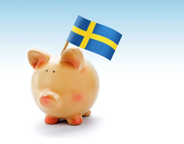 Банк свиней с национальным флагом Швеции — стоковое фото