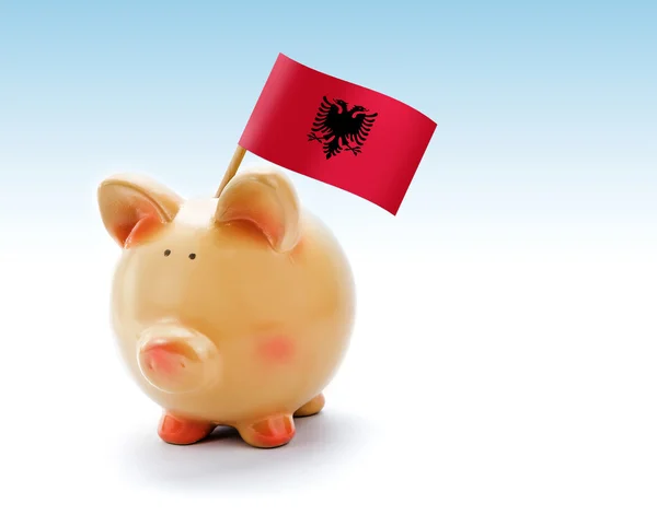 Piggy bank com bandeira nacional da Albânia — Fotografia de Stock