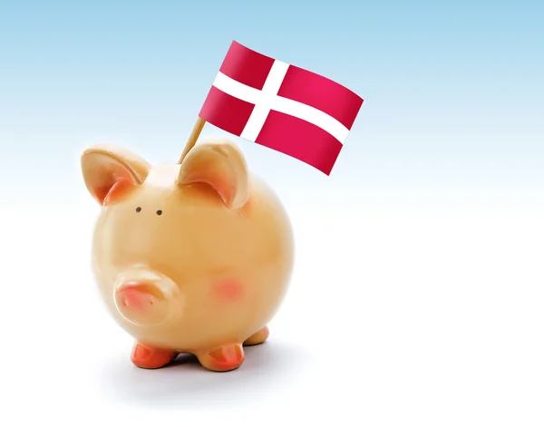 Банк свиней с национальным флагом Дании — стоковое фото