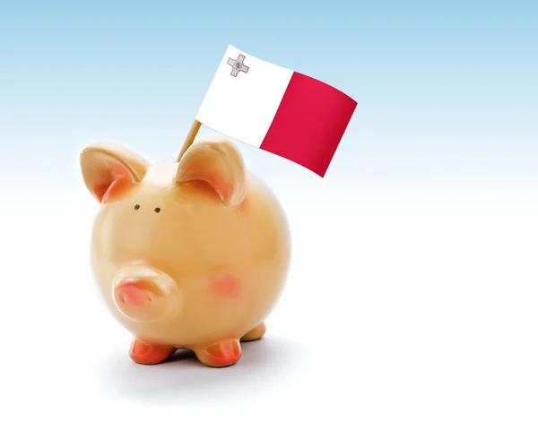 Piggy bank com bandeira nacional de Malta — Fotografia de Stock