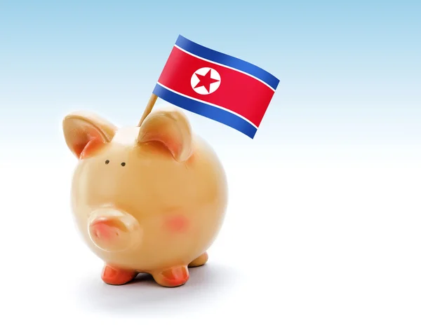 Banco porquinho com bandeira nacional da Coreia do Norte — Fotografia de Stock