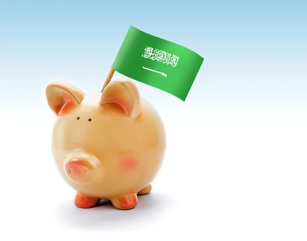 Банк свиней с государственным флагом Саудовской Аравии — стоковое фото