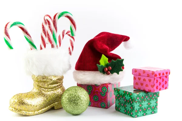 Chapéu e bota Santas com caixas de presente e ornamentos isolados — Fotografia de Stock