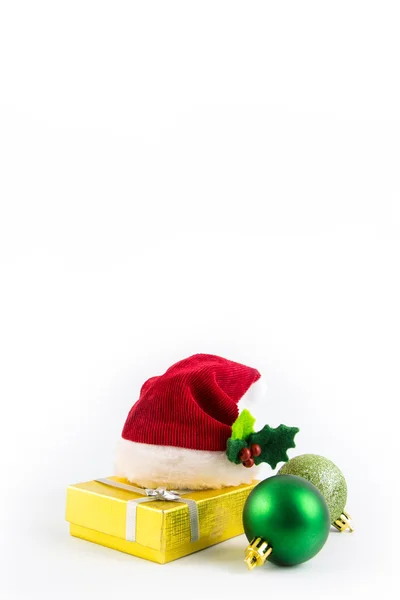 Weihnachtsmann rote Mütze mit Geschenkbox und Weihnachtskugeln isoliert — Stockfoto