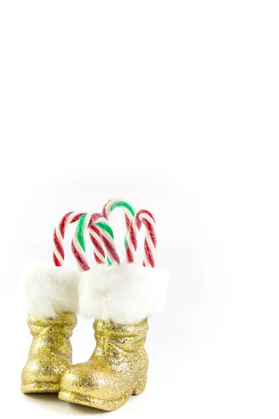 Botas de oro Santas con bastones de caramelo aislados en blanco —  Fotos de Stock