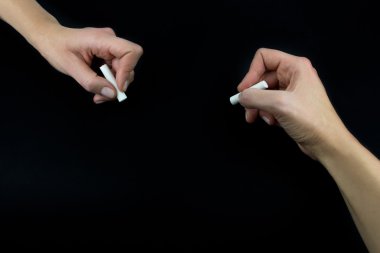 El holding Beyaz tebeşir, beyaz arka plan üzerinde izole set