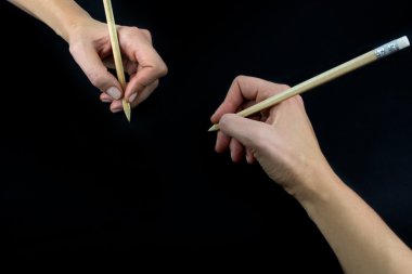 El tutma ahşap kalem, siyah arka plan üzerine izole set