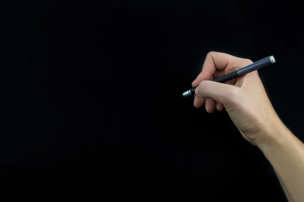 Mão segurando estilete isolado no fundo preto — Fotografia de Stock