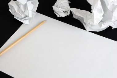 Kalem ve izole buruşuk yetkin topları ile boş kağıt levha