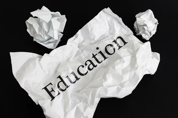 Folha de papel enrugada com palavra Educação isolada em preto — Fotografia de Stock