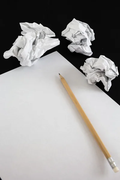 Czysty papier arkusz z ołówkiem i zmięty papper kulki na białym tle — Zdjęcie stockowe