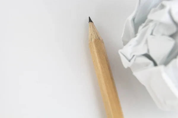 Kalem ve buruşuk kağıt topu arka plan ile boş kağıt levha — Stok fotoğraf