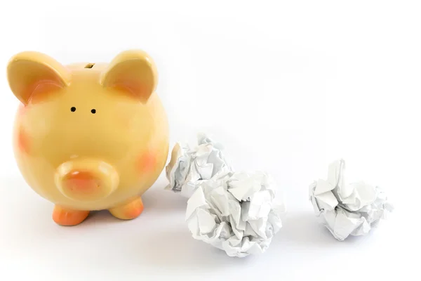 Piggy Bank com algumas bolas de papel amassadas — Fotografia de Stock