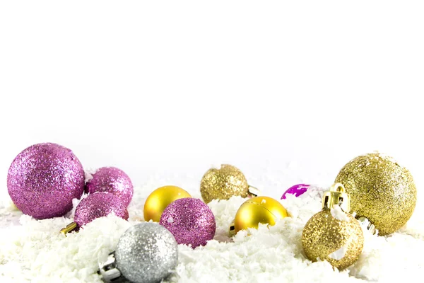 Bolas de Navidad de varios tamaños y colores con nieve aislada en blanco — Foto de Stock