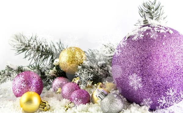 Bolas de Navidad con rama de árbol y nieve aislada en blanco — Foto de Stock