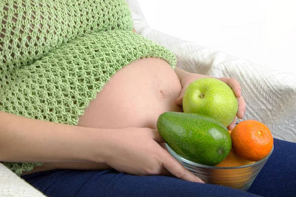 Mujer embarazada con tazón de frutas y verduras —  Fotos de Stock