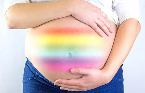 Mulher grávida barriga com símbolo arco-íris LGBT — Fotografia de Stock