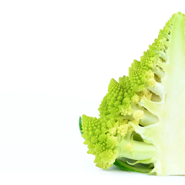Romanesco broccoli halverats, isolerad på vit — Stockfoto