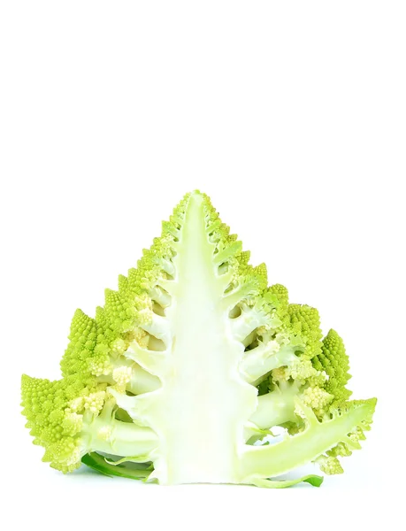 Romanesco brokuły pokrojone w pół, na białym tle — Zdjęcie stockowe
